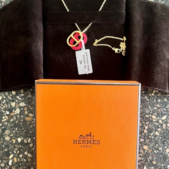 Herme Pendant Necklace - Picture 3 of 9